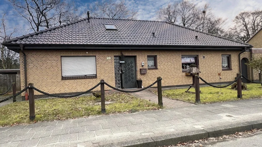 Außenansicht - Haus kaufen in Friedeburg - Bungalow in Zwangsversteigerung