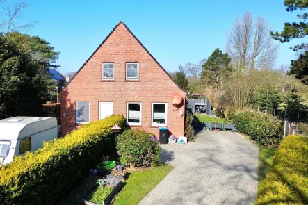 Vogelperspektive - Haus kaufen in Leer - Gut vermietetes Zweifamilienhaus mit solider Rendite