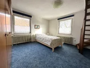 Schlafzimmer mit Zugang zum Dachgeschoss