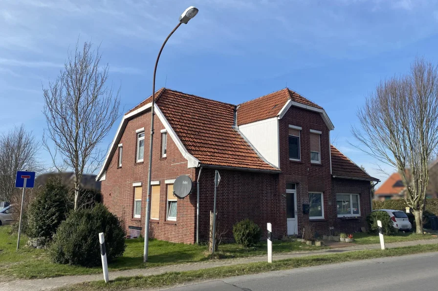 Frontansicht - Haus kaufen in Wittmund - !Handwerker aufgepasst! Zweifamilienhaus mit Potenzial