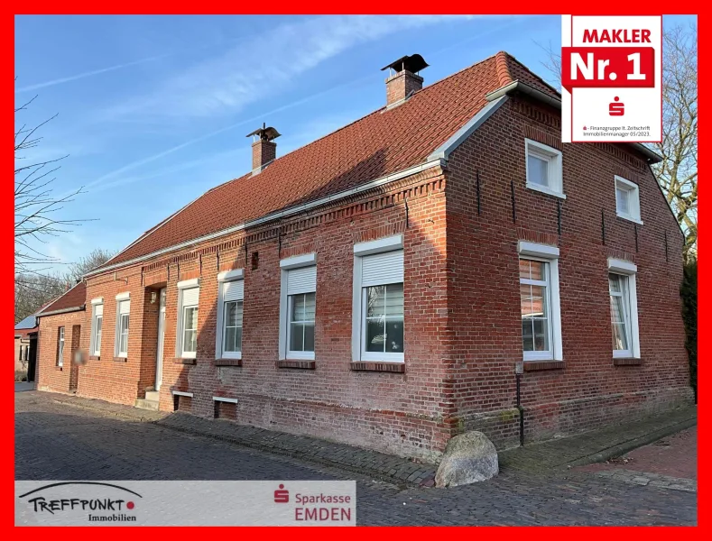 Straßenansicht - Haus kaufen in Emden - Sanierter, denkmalgeschützter Resthof in ruhiger Dorflage