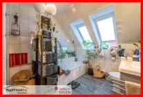 Tageslichtbadezimmer mit Dusche und Wanne