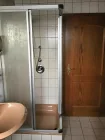 Dusche im Badezimmer