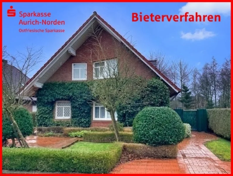 Straßenanssicht - Nordseite - Haus kaufen in Moormerland - Im Bieterverfahren!  - Architektenhaus mit vielen Optionen - Familienoase in ruhiger Lage von Warsingsfehn