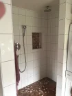 Dusche im Badezimmer