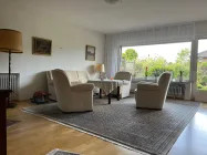 Blick ins Wohnzimmer mit Zugang Terrasse