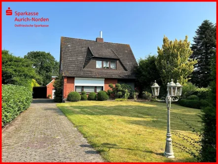 Straßenansicht - Haus kaufen in Aurich - Wohnhaus mit Potenzial!Einfamilienhaus auf großem Grundstück in Plaggenburg 