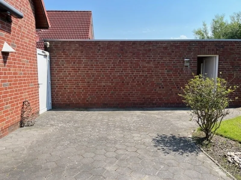 Terrasse - Blick auf die Garage