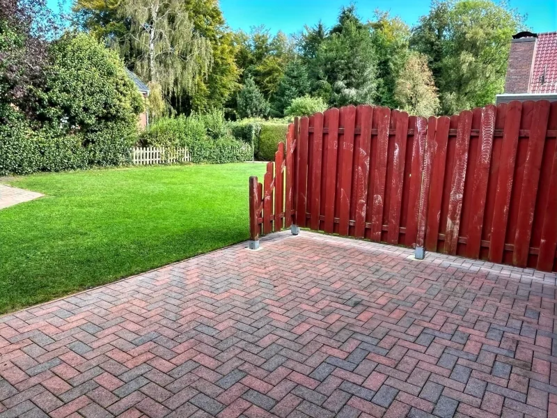 Terrasse mit Blick in den Garten