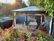 Terrasse mit Gartenpavillion