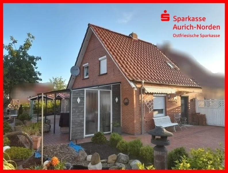 Überdachte Terrasse und weitere Terrasse - Haus kaufen in Norden - Doppelhaushälfte in Norden  - KOMPAKTES WOHNEN! - Kernsanierte Doppelhaushälfte in der Küstenstadt Norden