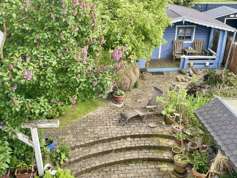 Blick vom Balkon in den Garten