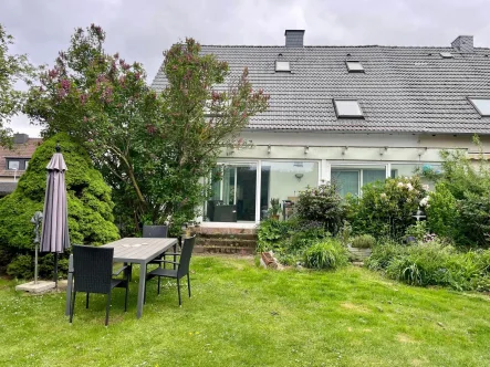 Ansicht aus dem Garten - Haus kaufen in Barsinghausen - Solide gebautes Haus mit viel Platz