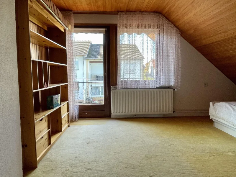 Schlafzimmer mit Balkon, Dachgeschoss 