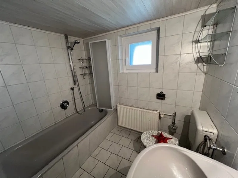 Badezimmer mit Wanne (EG)