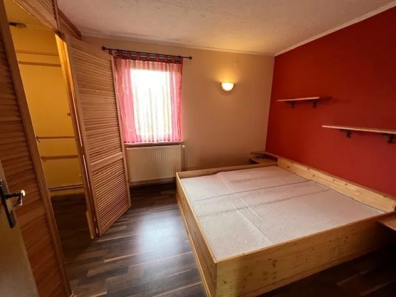 Schlafzimmer mit Wandschrank