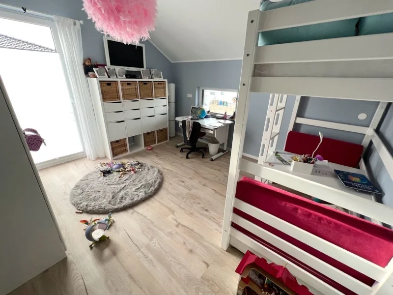 Erstes Kinderzimmer (DG)