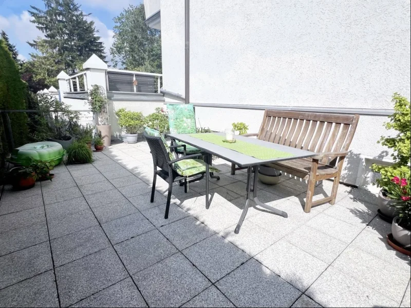 ...zur geräumigen Terrasse