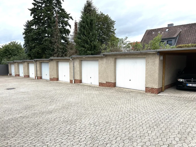 Garage im Hof gehört dazu