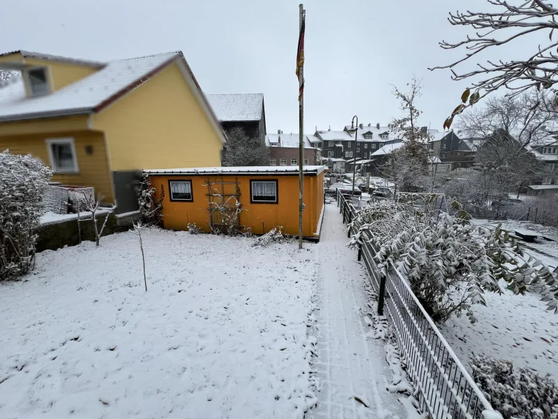 Garten mit Blick auf die Garagen