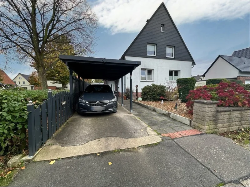 Carport  & Zufahrt