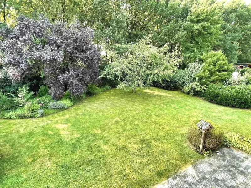 Blick vom Balkon in den Garten 