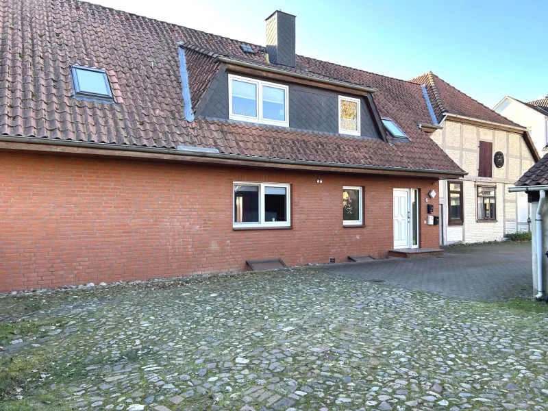 Hof - neueres Haus (Anbau) - rechts sanierungsbedürftiger Teil (Altbau)