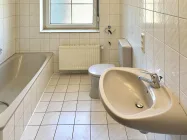 Badezimmer (Badewanne mit Dusche und WC)