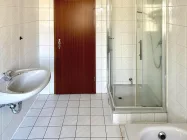 Badezimmer (Badewanne mit Dusche und WC)