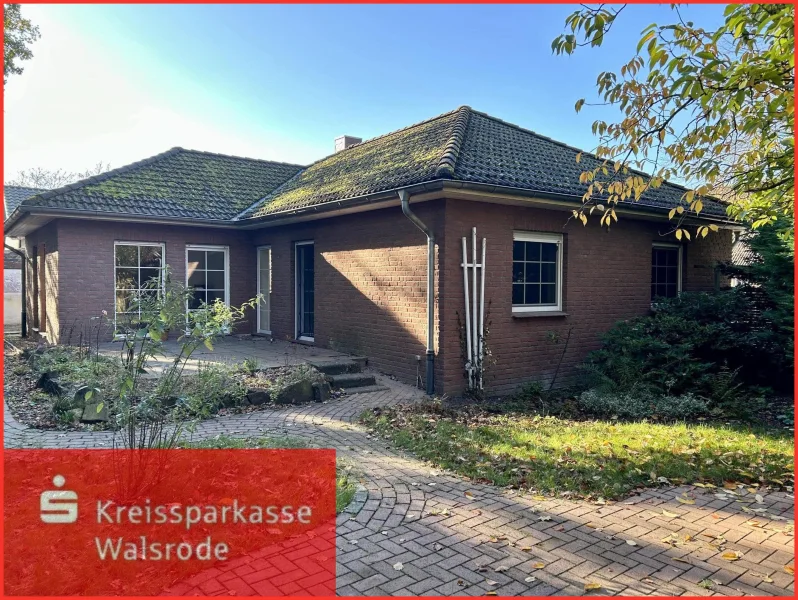 Titelfoto - Haus kaufen in Hademstorf - Gepflegter Winkelbungalow mit Teilkeller und Garage in Ortsrandlage von Hademstorf