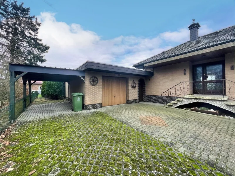 Carport und Garage