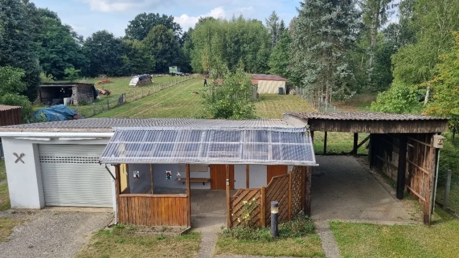 Nebengebäude mit Garage und Carport