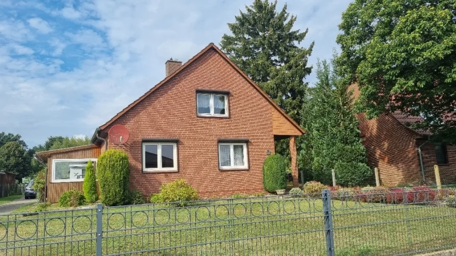 Straßenansicht - Haus kaufen in Soltau - Einfamilienhaus mit zusätzlichem Baugrundstück