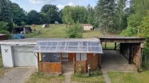 Nebengebäude mit Garage und Carport