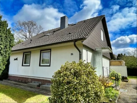 Ansicht mit Hauseingang - Haus kaufen in Schneverdingen - Einfamilienhaus mit Wintergarten und Doppelgarage