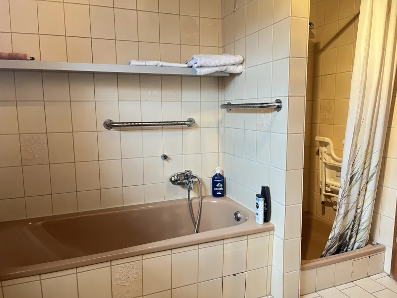 Badewanne/Dusche im DG-Badezimmer