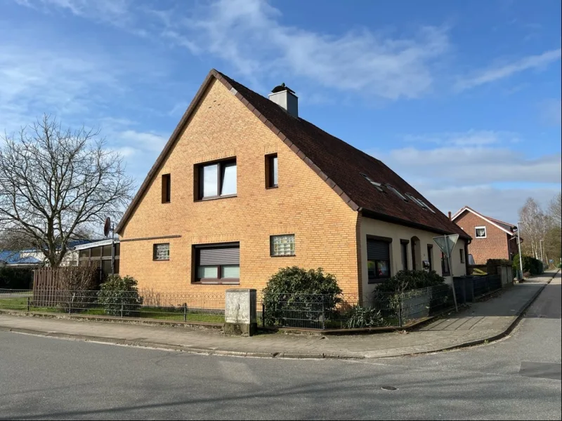 Straßenansicht Ost - Zinshaus/Renditeobjekt kaufen in Schneverdingen - Vermietetes 3-Familienhaus