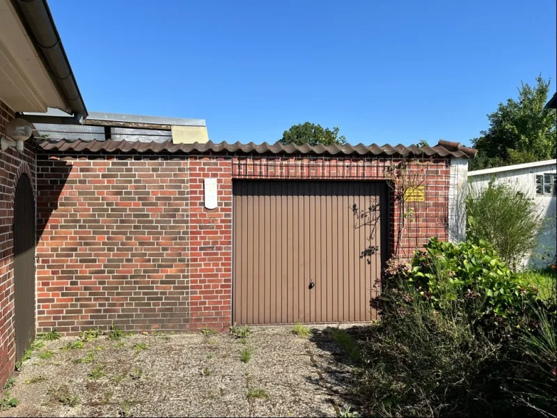 Garage und Tor zum Garten