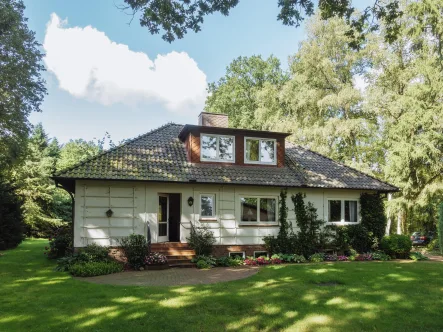 Ansichten Osten - Haus kaufen in Schneverdingen - Großzügiger Bungalow mit Gartenpark ( Bauland)