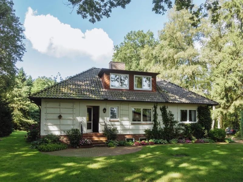 Ansichten Osten - Haus kaufen in Schneverdingen - Großzügiger Bungalow mit Gartenpark (Bauland)