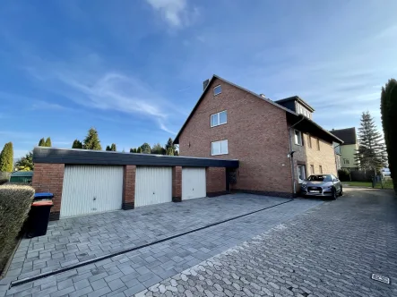 Außenansicht - Wohnung kaufen in Bad Pyrmont - Weiträumige 3-Zimmer-Eigentumswohnung inkl. Garage in ruhiger Lage von Bad Pyrmont/Holzhausen