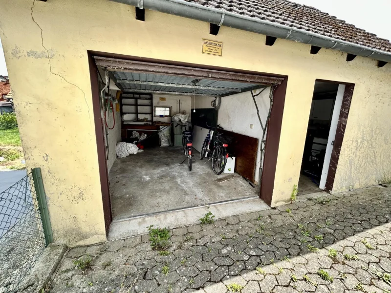 Garage mit Geräteraum