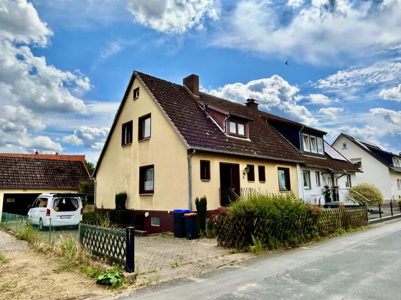 Außenansicht - Haus kaufen in Emmerthal - Charmantes Einfamilienhaus in ruhiger Lage von Emmerthal/Hagenohsen