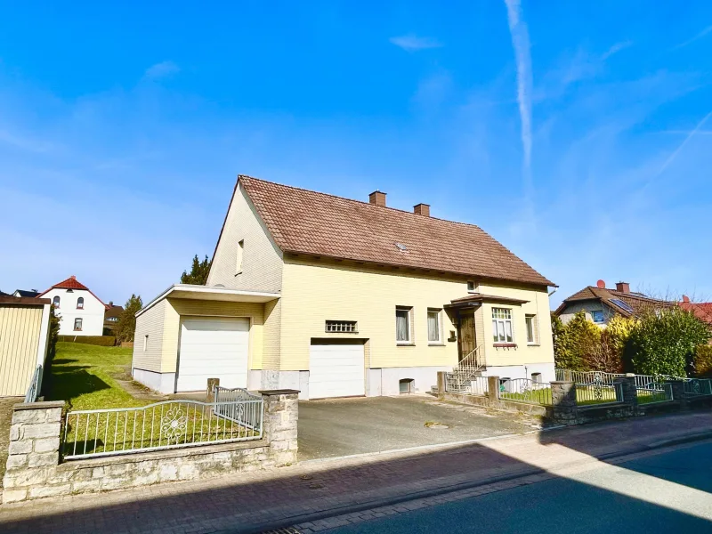 Außenansicht - Haus kaufen in Bad Pyrmont - Charmantes Einfamilienhaus mit großem Grundstück in Bad Pyrmont/Hagen