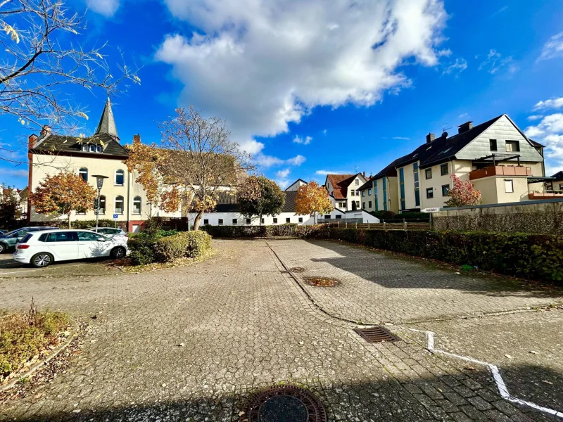 angrenzender Parkplatz „Postweg“