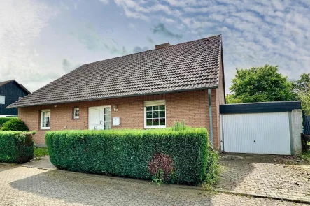 Straßenansicht - Haus kaufen in Vechelde - Dachgeschossausbau vorbereitet!