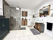 Badezimmer OG / Blick auf Dusche