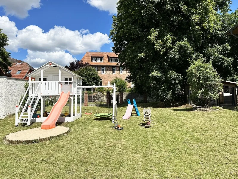 Garten mit Spielgerüst