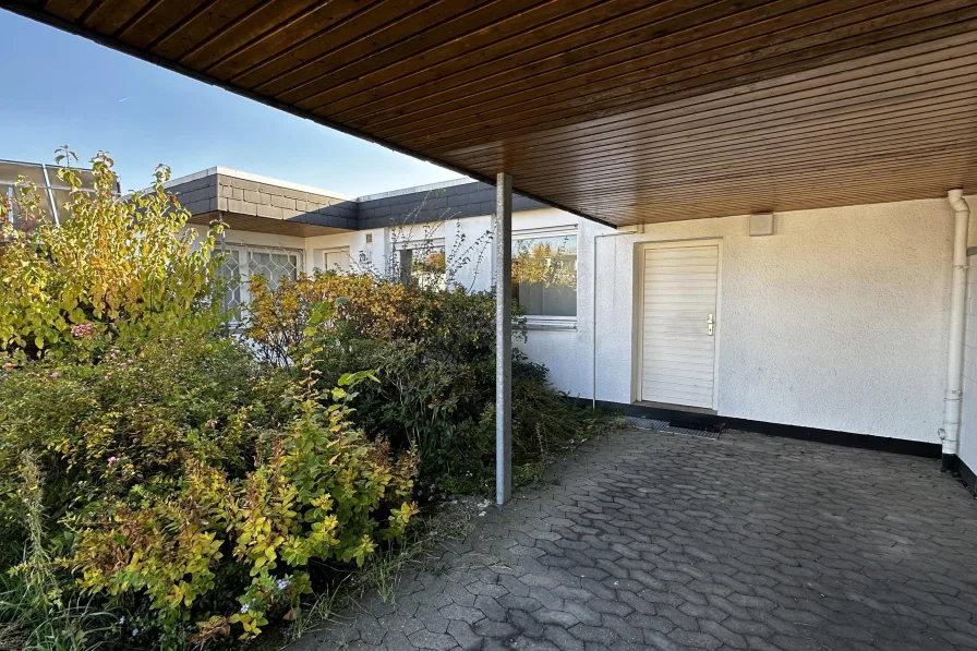 Ansicht mit Carport