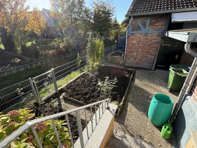 Blick vom Wintergarten zur Terrasse